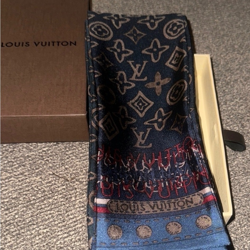 Super Rare and basically New! Louis Vuitton Men's Navy Monogram Silk Scarf.10/10 - Picture 4 of 6